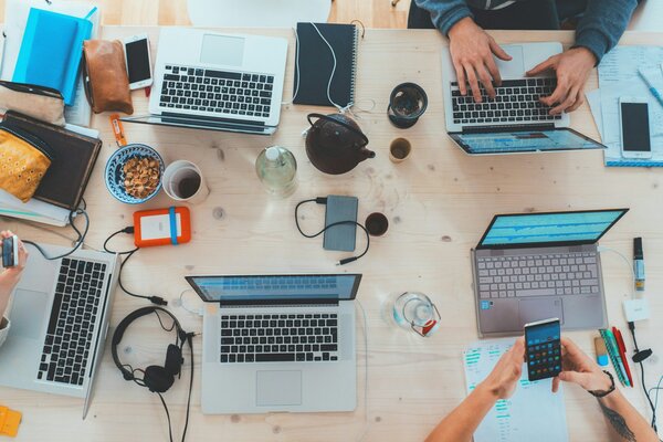 Digitalisierung in Industrie und Handel: Herausforderungen, Chancen & Erfolgsbeispiele